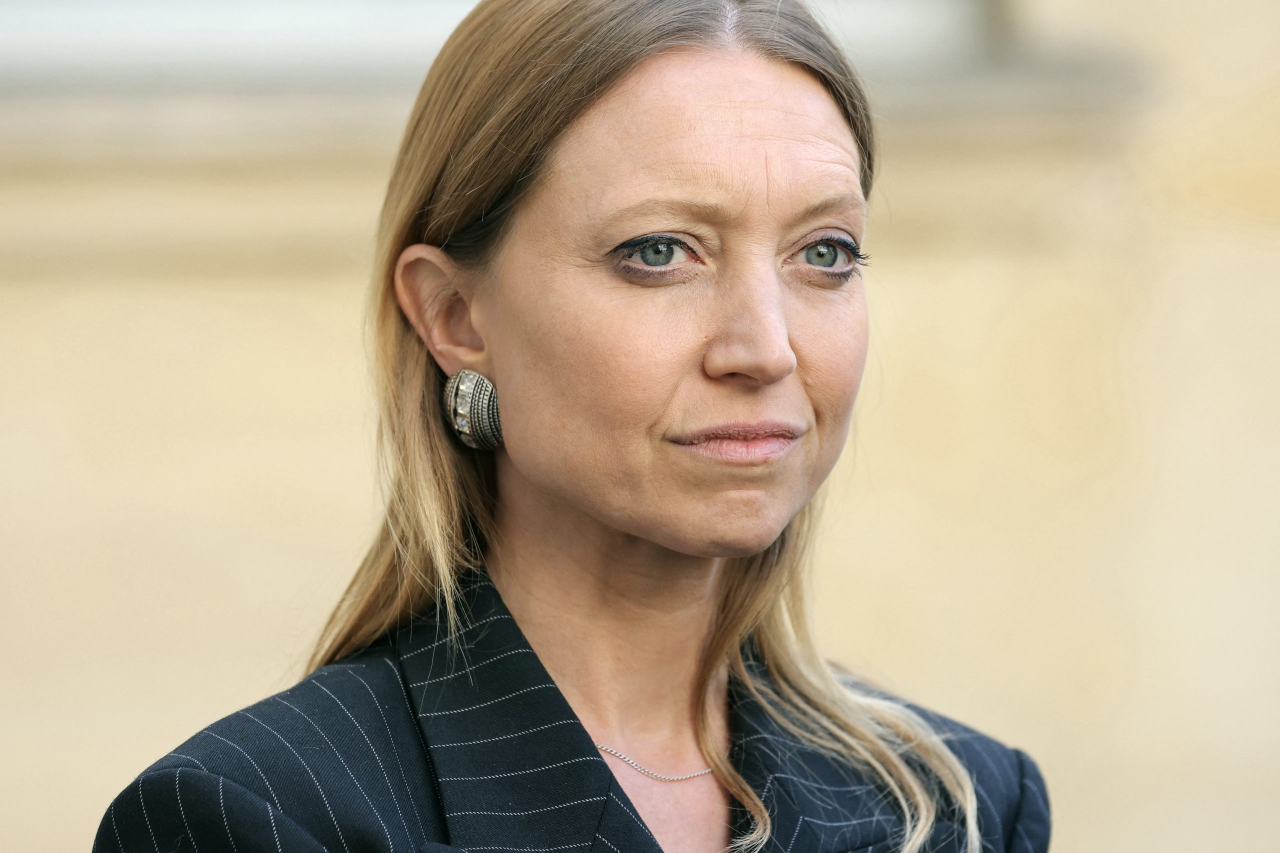 AuroreLalucq's tweet card. La présidente Place Publique de la commission des affaires économiques et monétaires de la Commission européenne s’indigne d’un choc budgétaire trop massif. Elle se prononce en faveur d’un compromis...