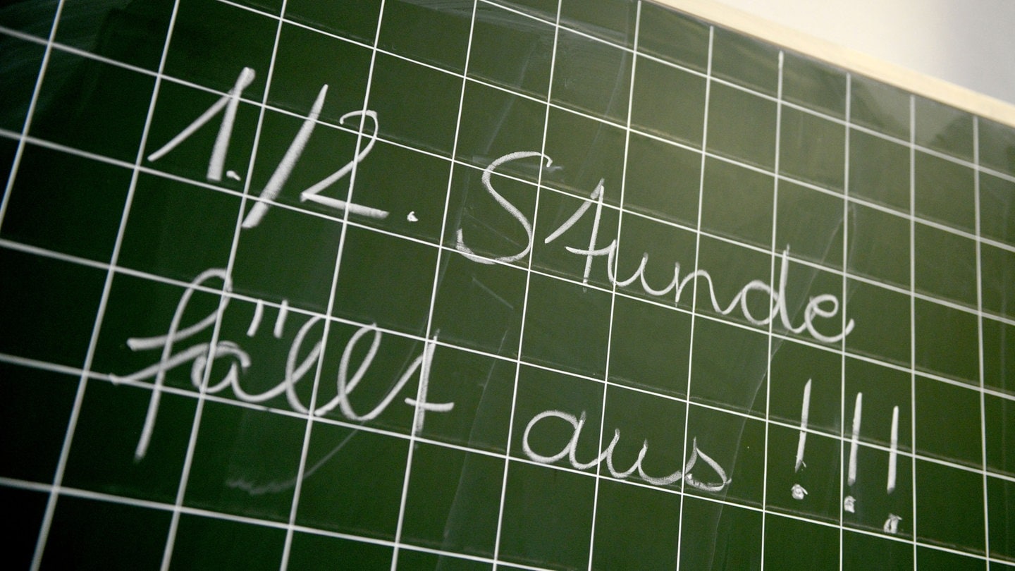 teufelsmuehle's tweet card. Über 20 Jahre fällt niemandem auf, dass hunderte Lehrerstellen unbesetzt sind. Das Kultusministerium ist peinlich berührt, kann nun aber kräftig einstellen.