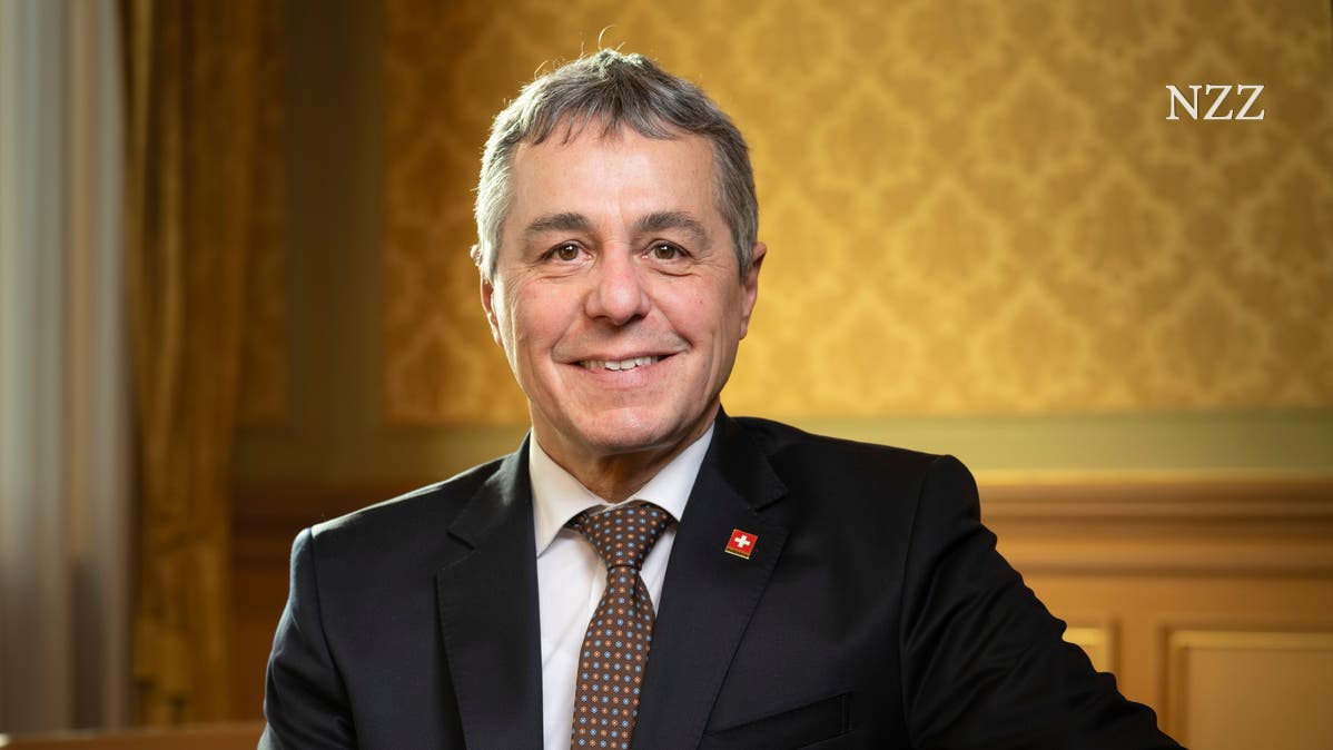Georg_Haesler's tweet card. Bundesrat Cassis sagt, die Schweiz habe in den Verhandlungen mehr erreicht als die Briten vor dem Brexit. Die Weltlage erhöhe die Dringlichkeit. Und er erklärt, warum er die Evakuierung der Botschaft...