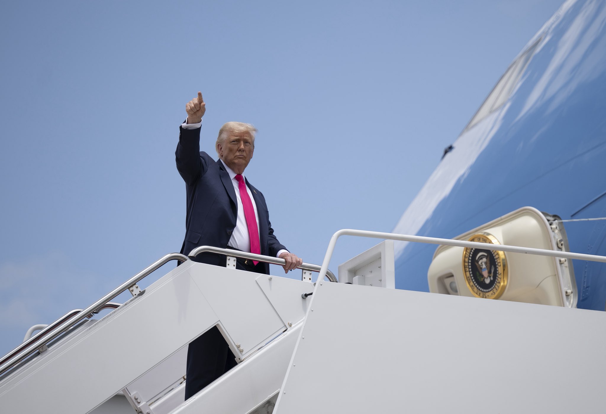 formichenews's tweet card. Donald Trump ha presentato l'AI Action Plan. L'obiettivo è battere la Cina nella corsa all'IA e diffondere know-how americano nel mondo
