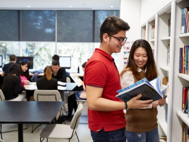 GlobLangRights's tweet card. In her 2007 ethnographic study of eight US law schools, Elizabeth Mertz traces the process through which law students learn to “think like a lawyer” in order to become one. She shows how this proce…
