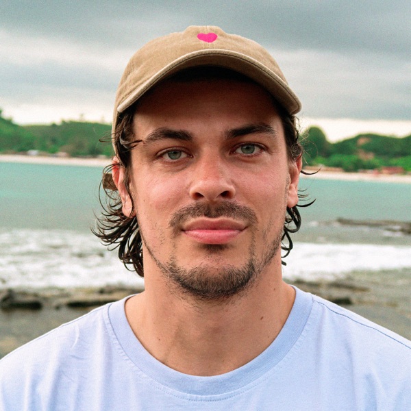 nieuweplaat's tweet card. Zachtaardige reggae met hiphopinvloeden. Water & Fire is de verbindende nieuwe single van de Nederlandse muzikant Gus Walker.