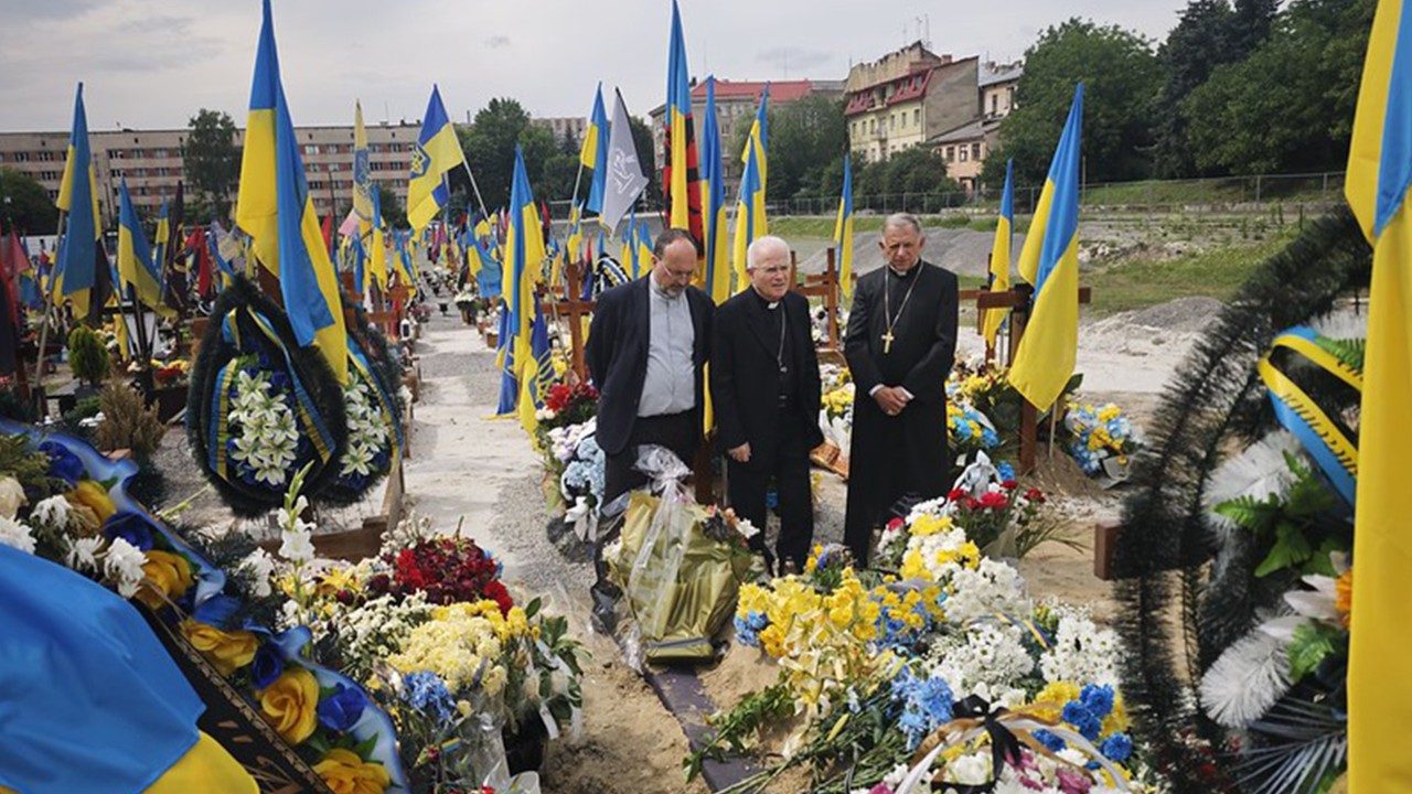 VaticanNews's tweet card. Fr. Manuel Barrios Prieto speaks to Vatican News about the recent COMECE visit to war-torn Ukraine, which aimed "to see the reality there with our ...