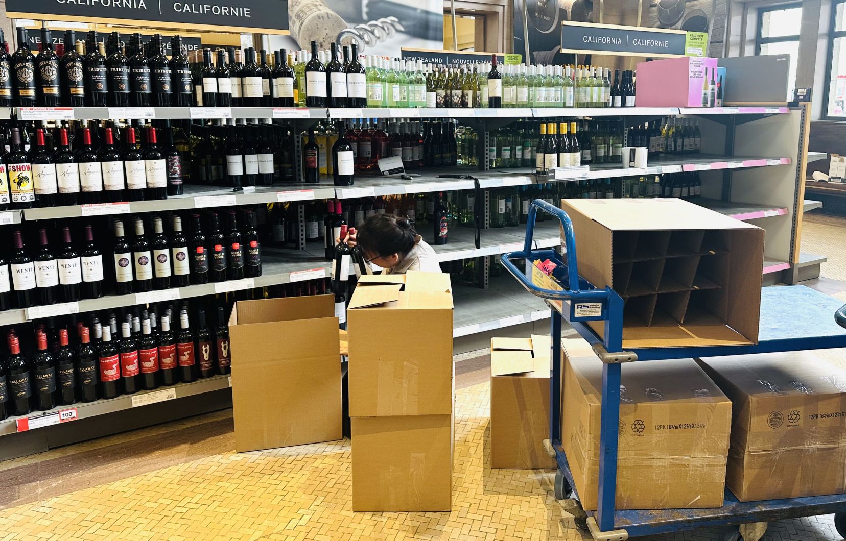 francoislegault's tweet card. Tandis que les importations de vins américains s’effondrent au Canada, certains en profitent.