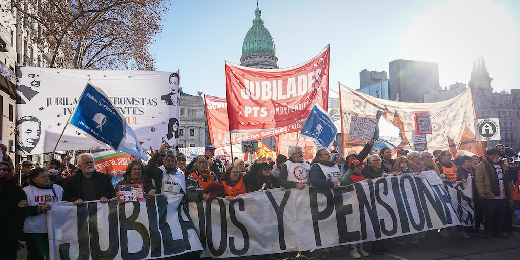 liberyprogre's tweet card. La mayor parte ingresó a la Anses mediante moratorias, lo que profundiza la debilidad del sistema y complica el aumento de haberes. La relación entre aportantes y beneficiarios se ubica entre la más...