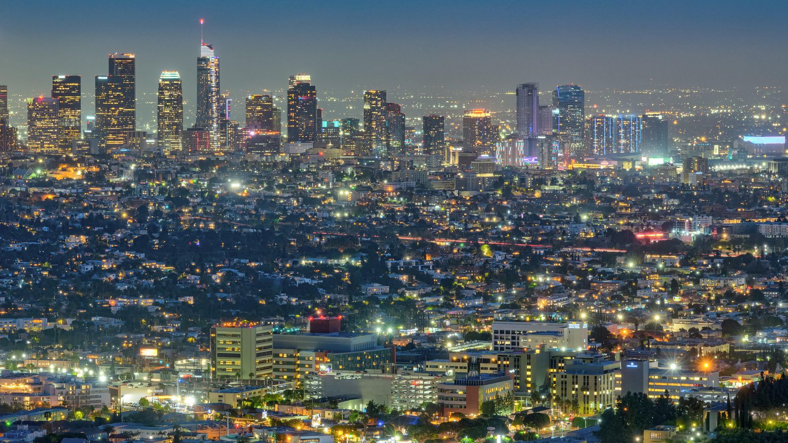 BR24's tweet card. In Los Angeles ist ein Auto in eine Menschenmenge gefahren und hat mindestens 28 Menschen verletzt. Drei der Verletzten befinden sich laut Feuerwehr in einem lebensgefährlichen Zustand. Wie es zu dem...