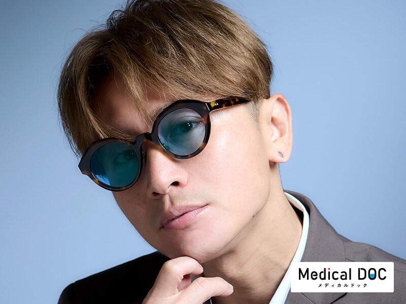MedicalDOC1's tweet card. 髄膜腫は、脳腫瘍の中でも特に多くみられるタイプの腫瘍です。多くは良性で良好な経過をたどることが多い一方で手術痕や後遺症によって生活への不安を感じる人もおり、心理的サポートや社会的理解が課題であるとも言われています。そこで今回は実際に脳腫瘍の手術を経験し現在も後遺症に苦しむSUPER EIGHTの安田章大さんと日本脳神経外科学会 専門医である金中直輔先生をお招きし、脳腫瘍の早期発見・早期治療の...