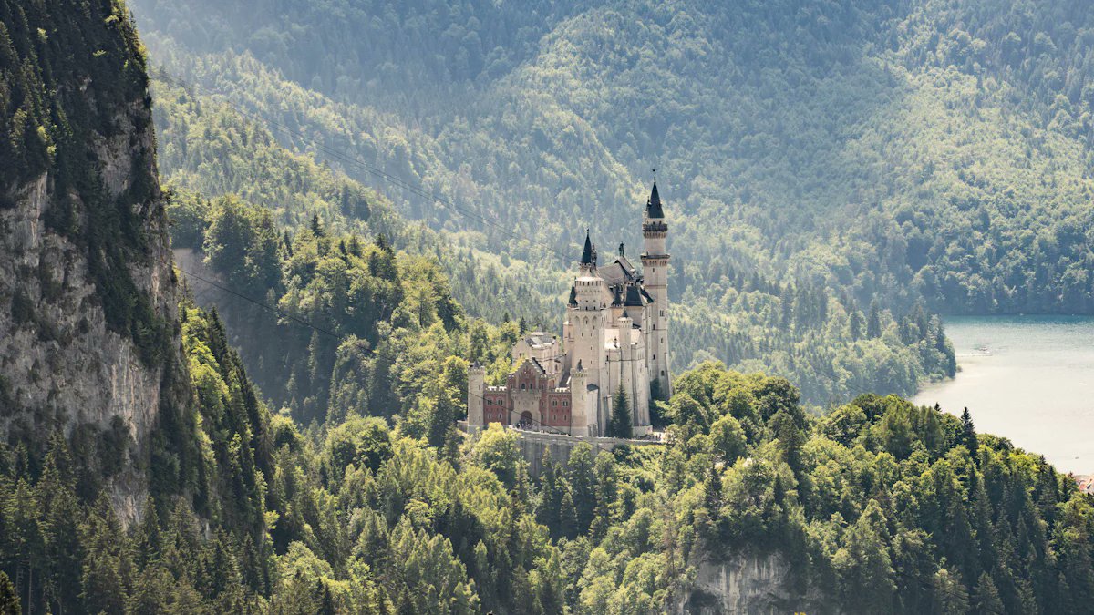 BundesKultur's tweet card. Neuschwanstein, Schachen, Linderhof und Herrenchiemsee sind nun UNESCO-Welterbe. Dies bedeutet Chancen und Herausforderungen für die Region. Besucherlenkungsstrategien sollen den Massentourismus...