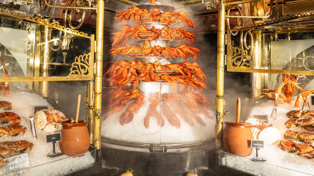 AprilMac's tweet card. Les Grands Buffets features a seven-tiered lobster tower, a chocolate fountain, and only what it considers traditional French food. Gourmands are willing to wait months for a table.