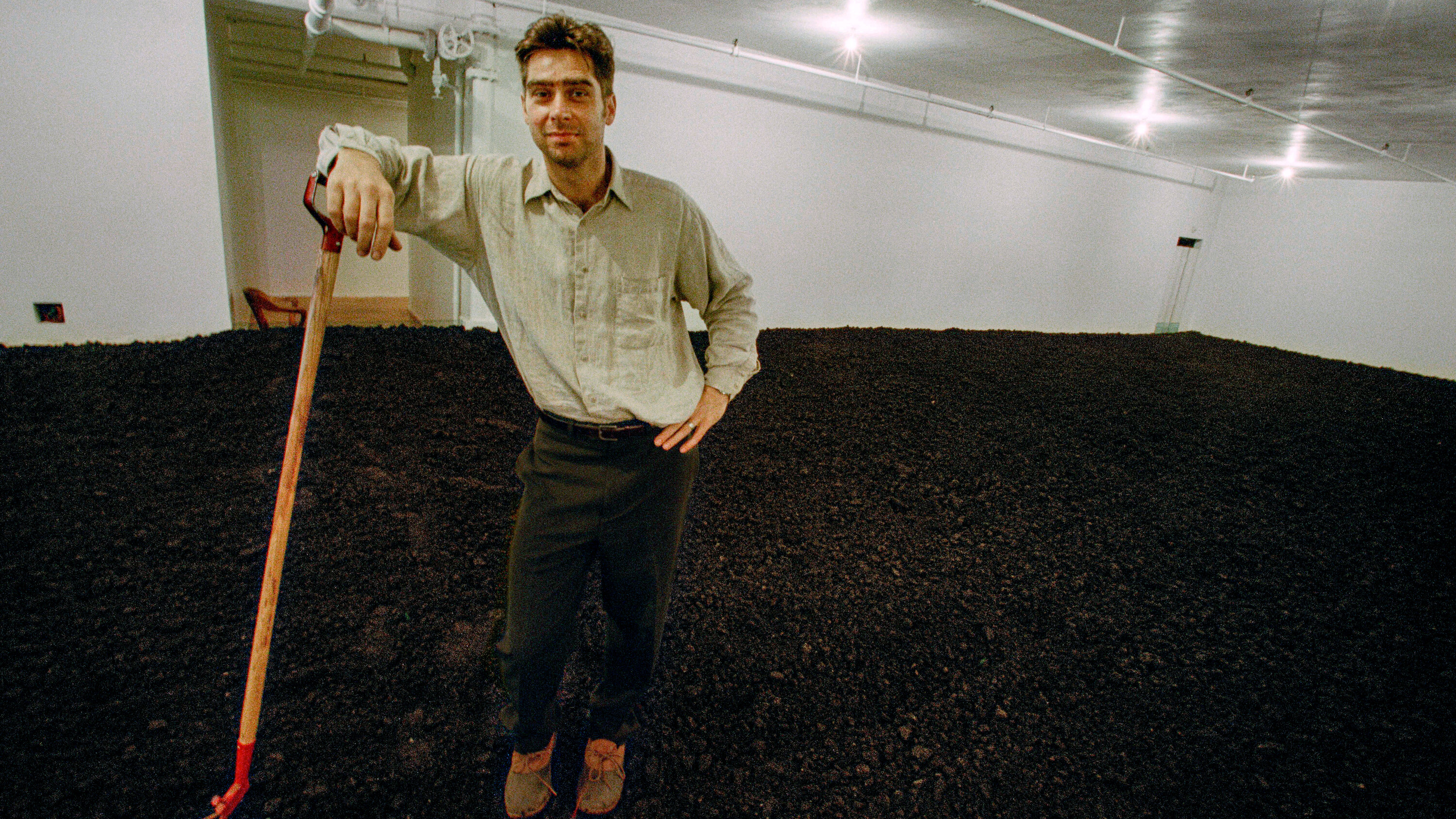 andrewfed's tweet card. For decades, he tended a SoHo loft filled with dirt, made by the conceptual artist Walter De Maria. People made pilgrimages to see it — and Mr. Dilworth, its magnetic steward.