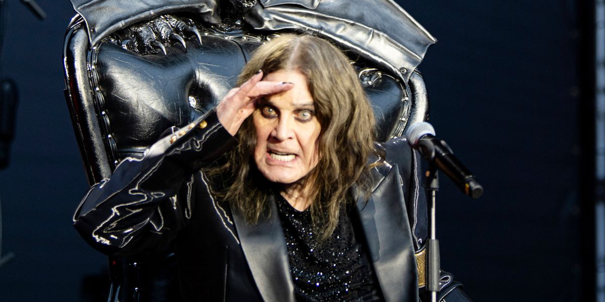 L_Bednarz's tweet card. Er war der Schlappenopa von MTV, der Verrückte, der einer Fledermaus den Kopf abbiss – jetzt hat Ozzy Osbourne sein letztes Konzert gegeben. Er prägte nicht nur den Metal, sondern eine ganze Lebens...