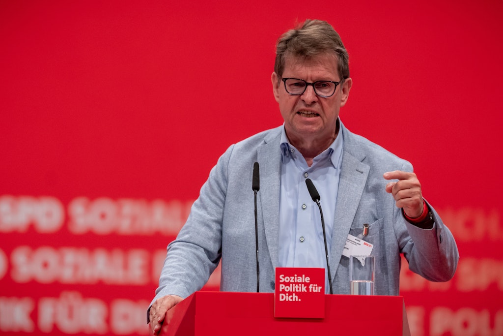 Ralf_Stegner's tweet card. Der SPD-Politiker Ralf Stegner hat das SPD-Friedensmanifest unterschrieben. Wie blickt er heute auf die heftigen Reaktionen? Ein Gespräch.