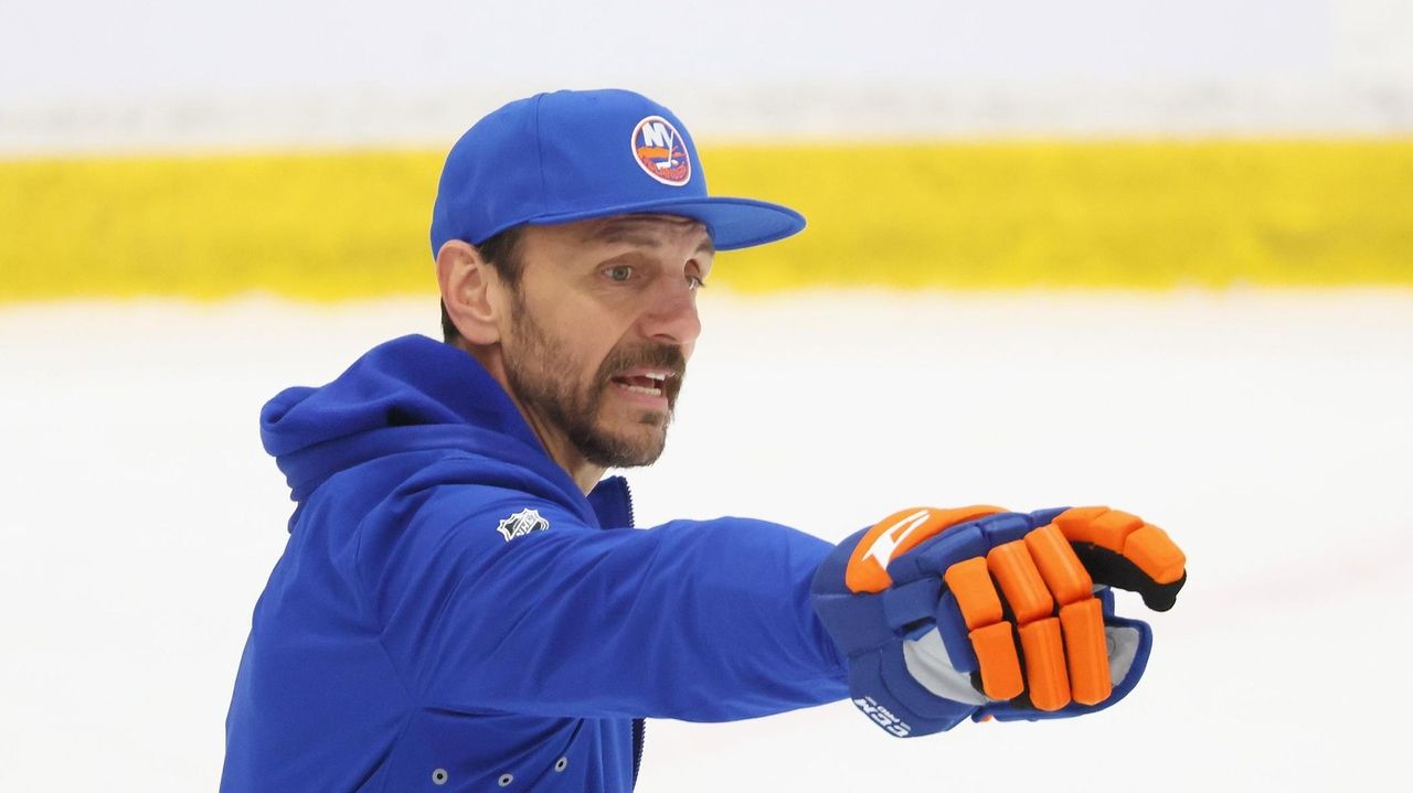 AGrossNewsday's tweet card. The Isles' new AHL coach wants young players to be aware on the ice