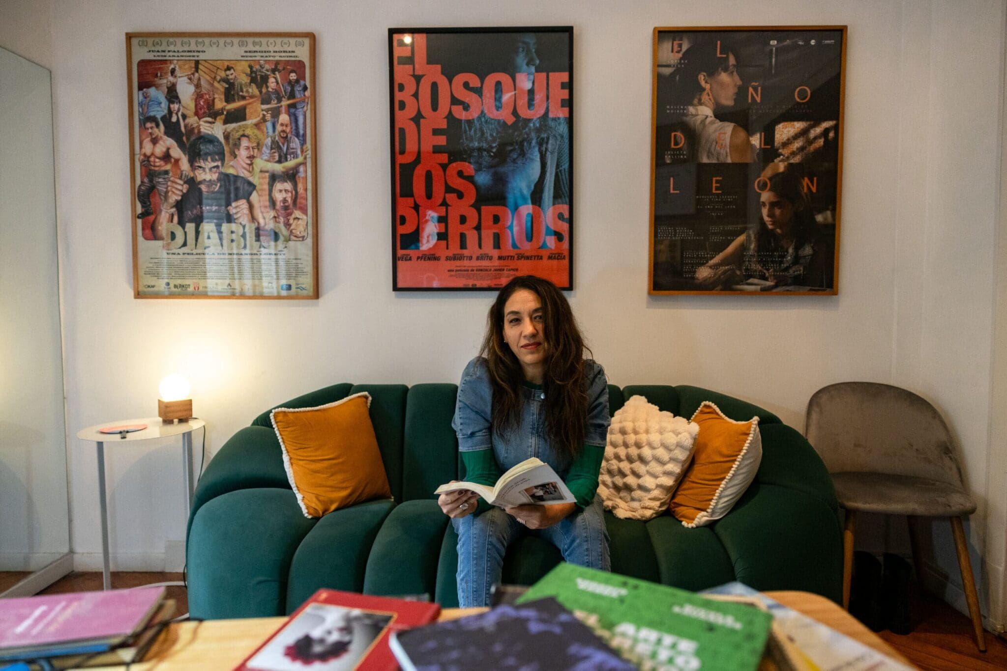 noeselcaso's tweet card. Para Lorena Vega, los libros alimentan todos sus proyectos artísticos: de ellos se vale para componer personajes, escribir y dirigir.