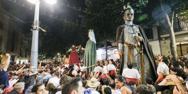 Capgros's tweet card. Es limita l'accés al centre durant el Desvetllament per un problema estructural d'última hora a Can Cruzate i no se sap com respondrà la pirotècnia penjada al recorregut de l'Escapada a Negra Nit...