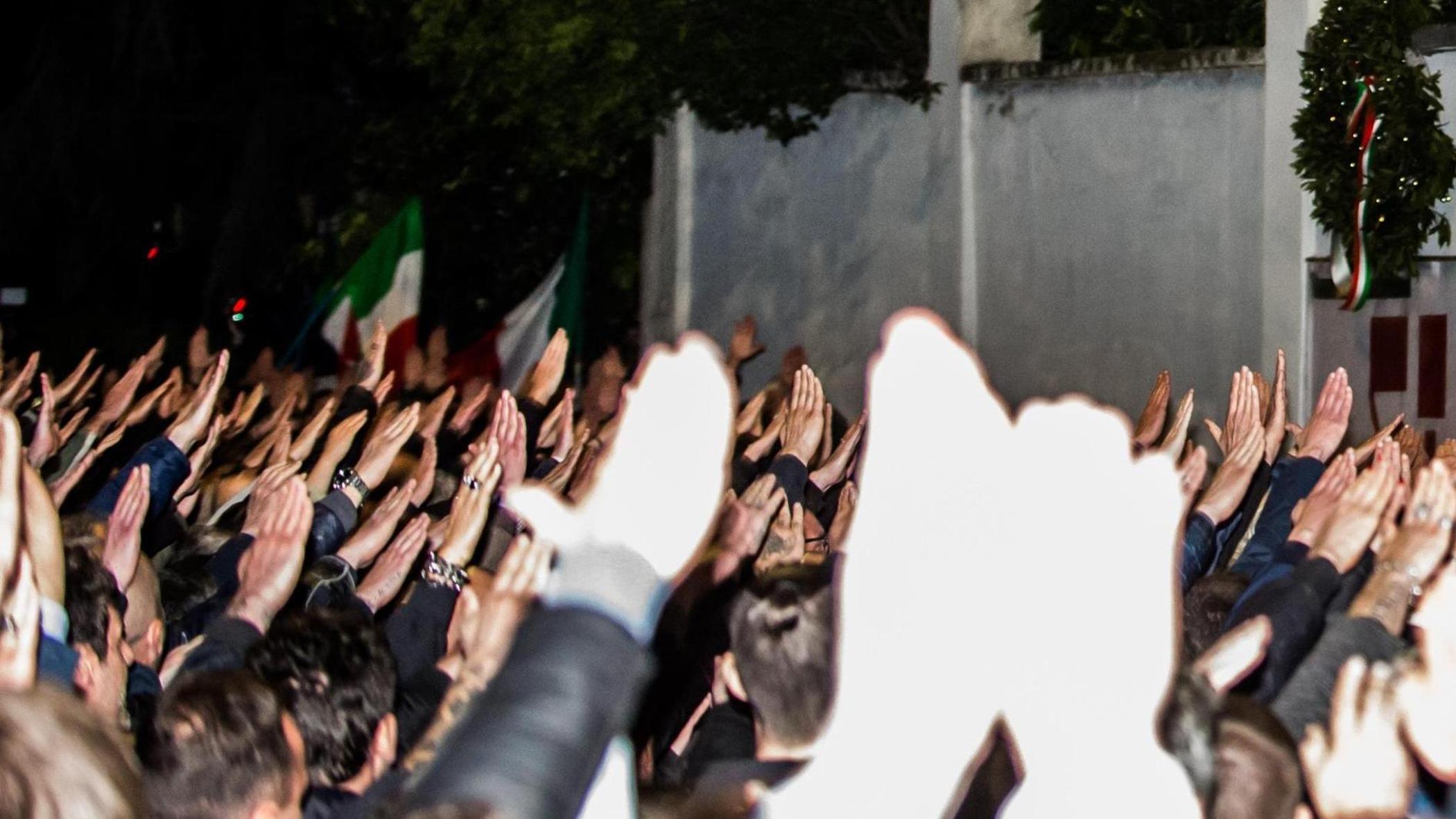 PBerizzi's tweet card. Militanti e nostalgici schierati davanti al Duomo di Monza per l’ultimo saluto a Cattaneo, morto in Scozia. L’Anpi: “Esaltazione del regime fascista. Una vergo…
