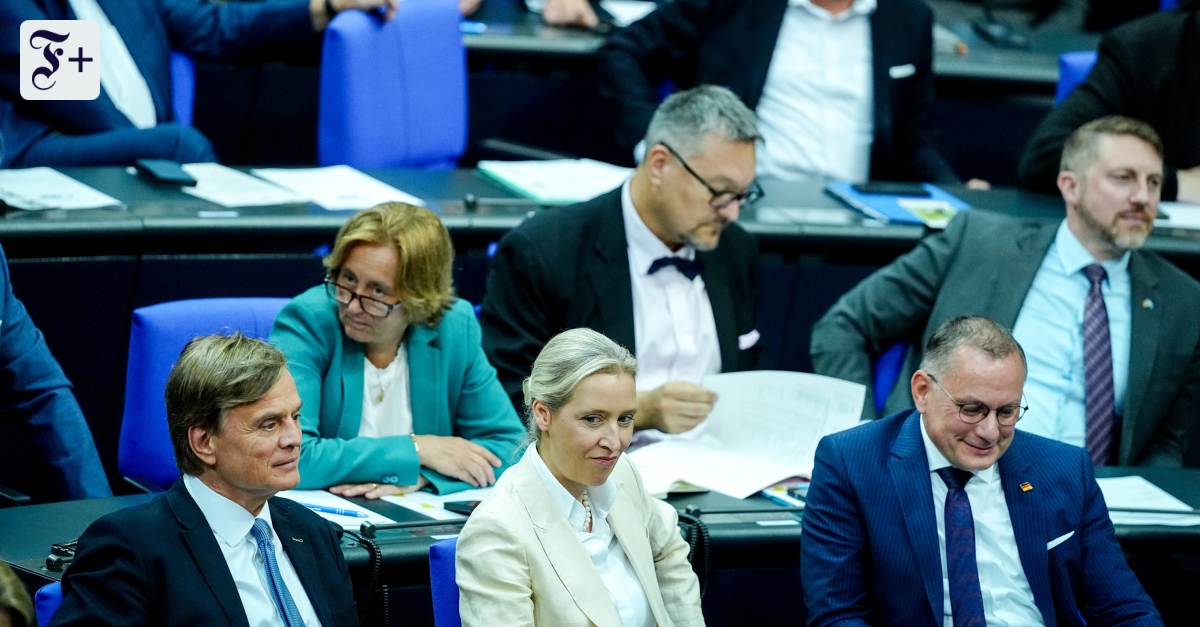 O_Sundermeyer's tweet card. Das Erstarken der AfD besorgt laut einer Allensbach-Umfrage eine Mehrheit der Deutschen – doch 52 Prozent sprechen sich gegen ein Verbot der Partei aus. Woran liegt das?