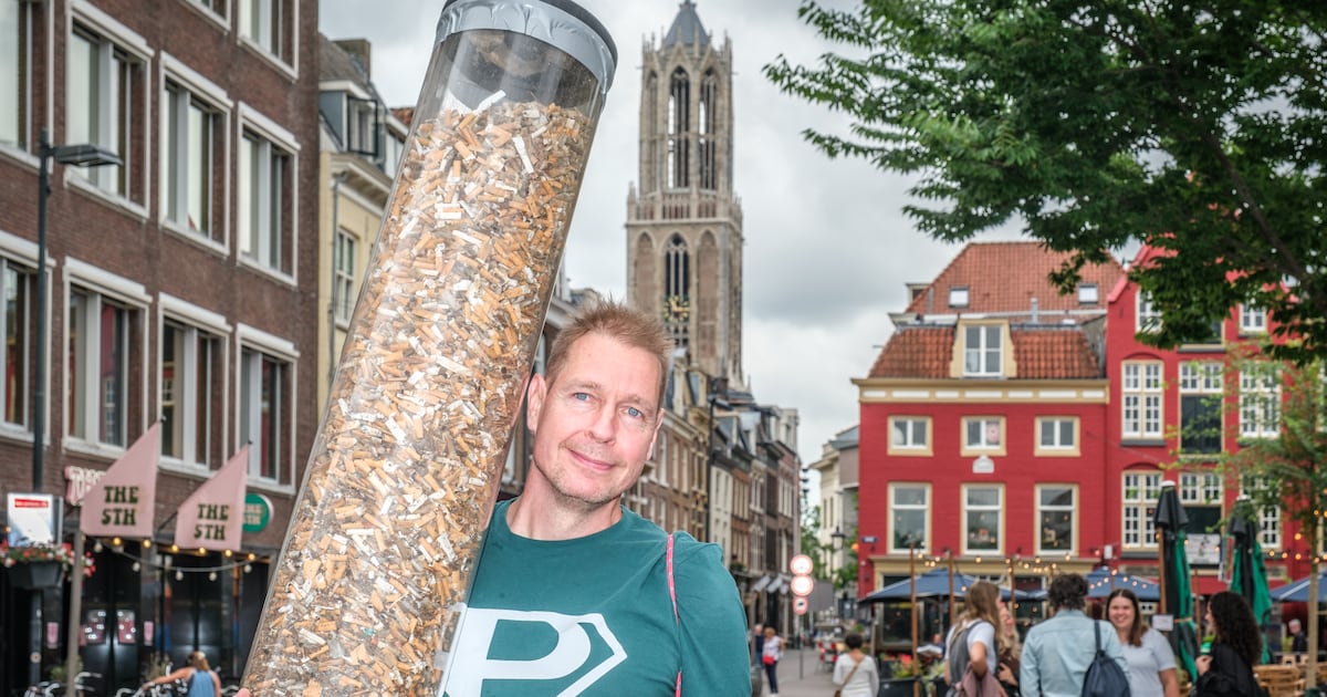 Theoverlander1's tweet card. ‘Eén grote asbak’. Zo noemt Anton Damen Utrecht, kijkend naar de vele peuken op straat. Om nog maar te zwijgen over alle vapes die achterblijven. Zaterdag voerde hij met honderden anderen actie in...