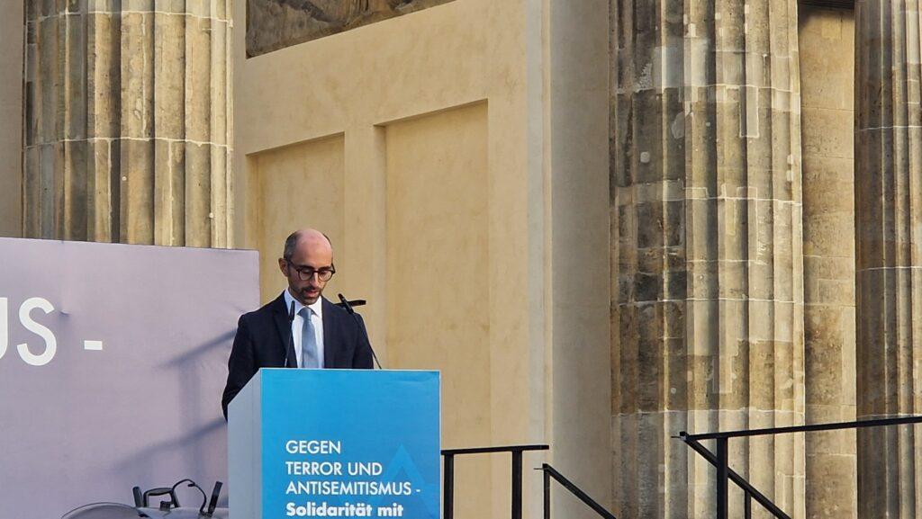 Alhambra_eV's tweet card. Eren Güvercin, unser Gründungsmitglied und Projektleiter von "MuslimDebate 2.0 - Gesellschaft gemeinsam gestalten!", hielt auf der Kundgebung "Gegen Terror