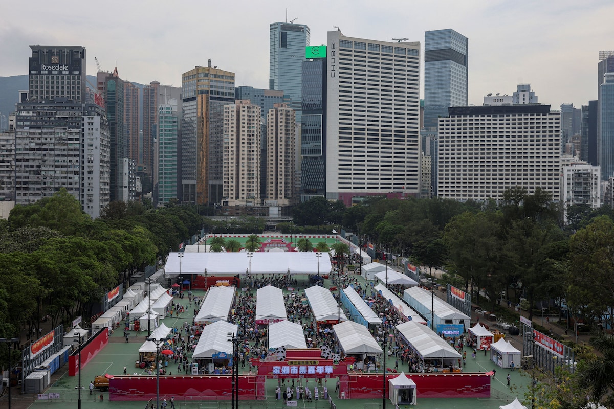DamonMacWilson's tweet card. A story of Chinese repression, in photos.
