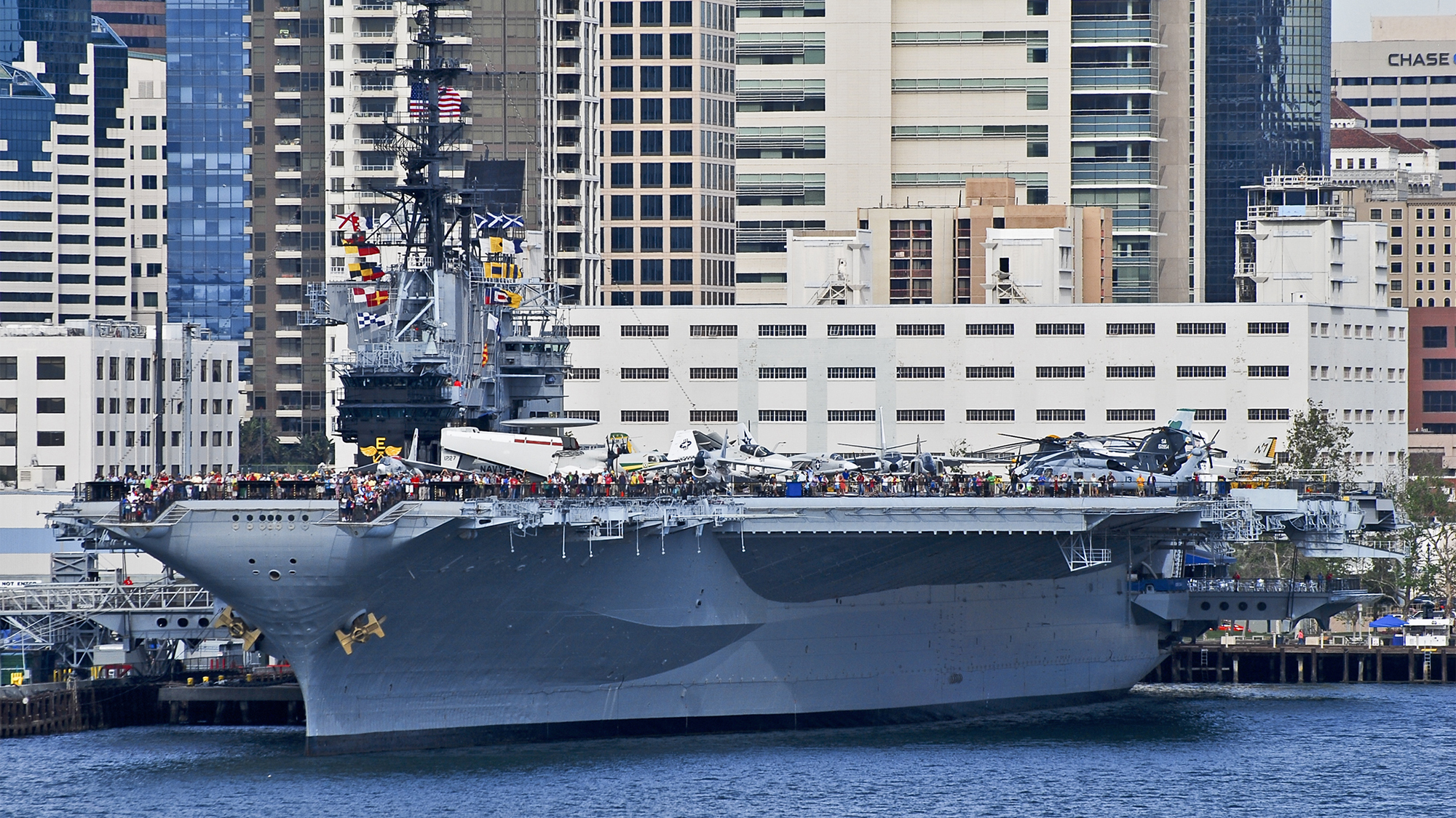 TheAviationist's tweet card. A 60 foot sport fishing boat sailed into the side of the decommissioned USS Midway on Jul. 18, 2025, with the operator apparently under the influence of