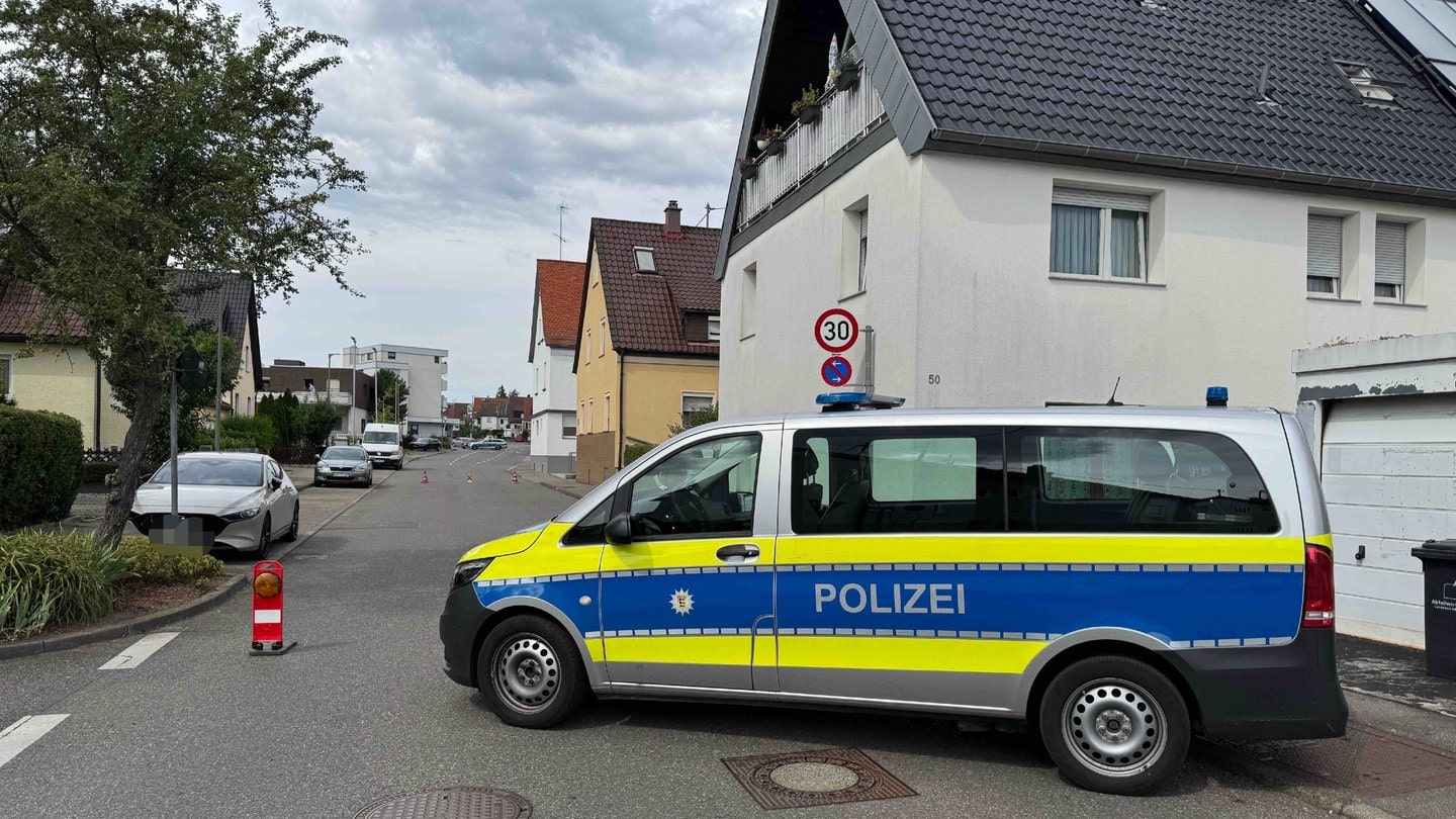 KdoMagazin's tweet card. Ein Mann in Leonberg soll am Samstagnachmittag aus seinem Haus heraus auf Passanten geschossen haben. Der darauffolgende SEK-Einsatz endet für ihn tödlich.