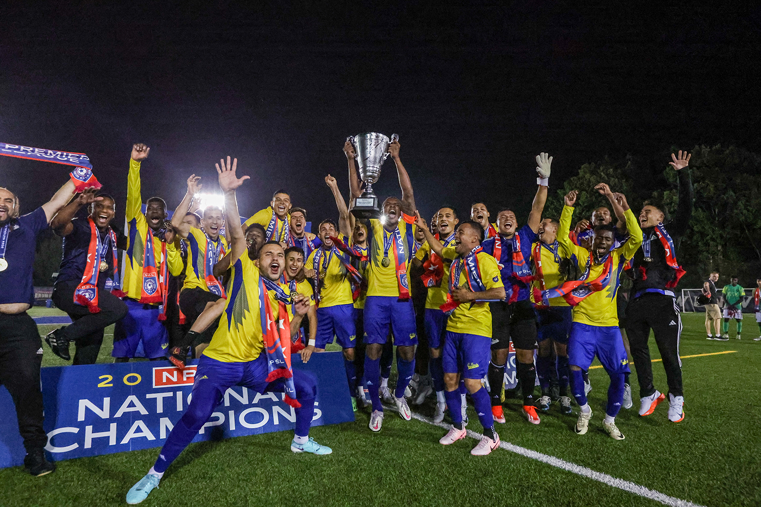 beaujanglez's tweet card. El Farolito caps off a dream season by winning its first NPSL National Championship the hard way, ending the match with 10 men.