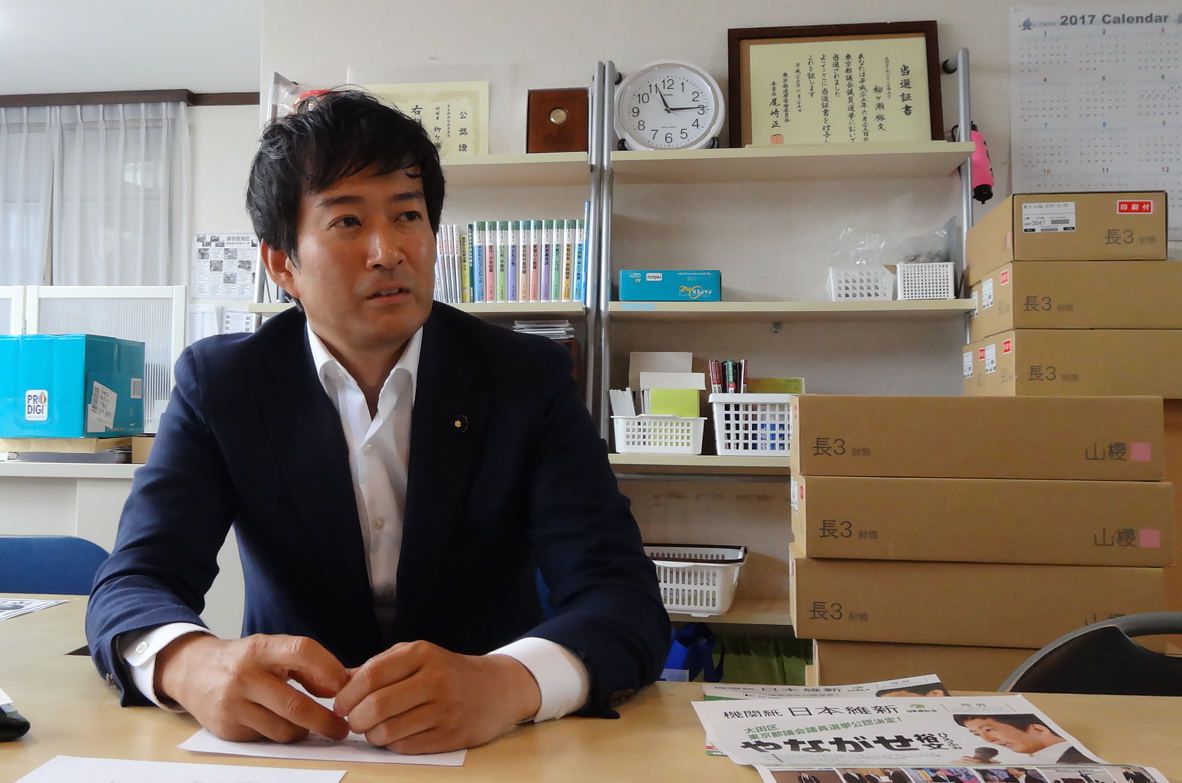 kXIMRJidYp6qZhx's tweet card. 注目を集める東京都議会。都議会にはたった1人で孤軍奮闘する「日本維新の会」の議員さんがいることを皆さんご存知でしょうか？ それは、大田区選出のやながせ裕文氏。選挙ドットコムでは、先日「東京都庁の深層」（小学館新書）を上梓したやながせ氏にインタビューを行いました。