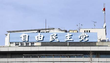theokinawatimes's tweet card. 　石破茂首相（自民党総裁）は参院選大敗を受けた自身の進退に関し、政治日程が集中する８月に最終判断する意向を固めた。自民議員や閣内、地方組織から退陣要求が続出し、引責辞任は不可避な情勢となった。日米関税交渉が合意したことも踏まえたとみられる。複数の与党幹部が２３日明らかにした。