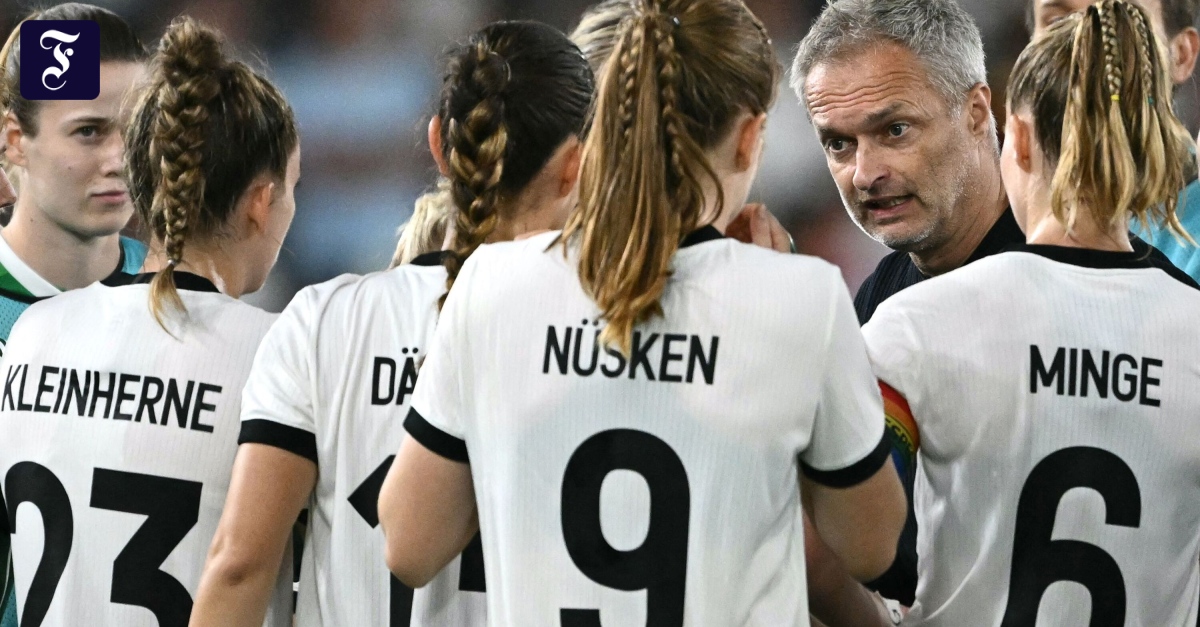 PrienKarin's tweet card. Als bei der Nervenschlacht im EM-Viertelfinale für die DFB-Frauen alles auf der Kippe steht, helfen Tugenden, die im modernen Fußball oft als altmodisch gelten. Nun ist vieles möglich.