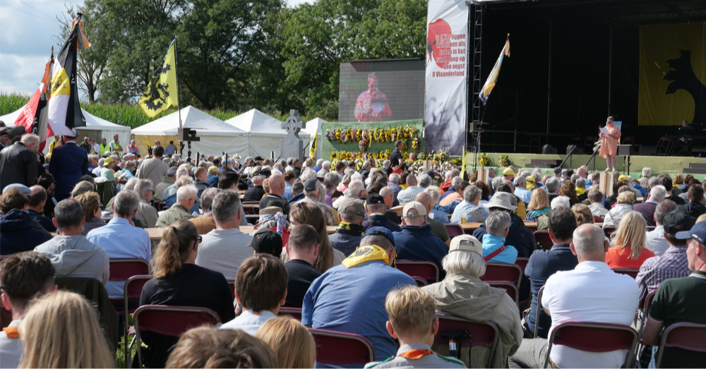 IJzertreffen's tweet card. Afgelopen zondag zakten duizenden Vlaams-nationalisten af naar het standbeeld van de gebroeders Van Raemdonck in Steenstraete bij Ieper voor de 22ste editie van de IJzerwake. Zowel voorzitter Wim De...