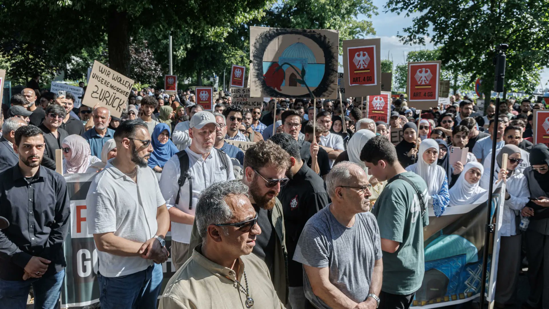 AJCBerlin's tweet card. Vor einem Jahr wurde das Islamische Zentrum Hamburg, das die Blaue Moschee betreibt, verboten. Aus diesem Anlass gingen Hunderte Menschen auf die Straße.