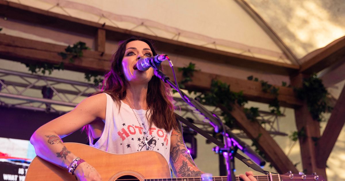 Sunday_Mail's tweet card. The 45-minute set featured songs from her new album and some of her older classics.