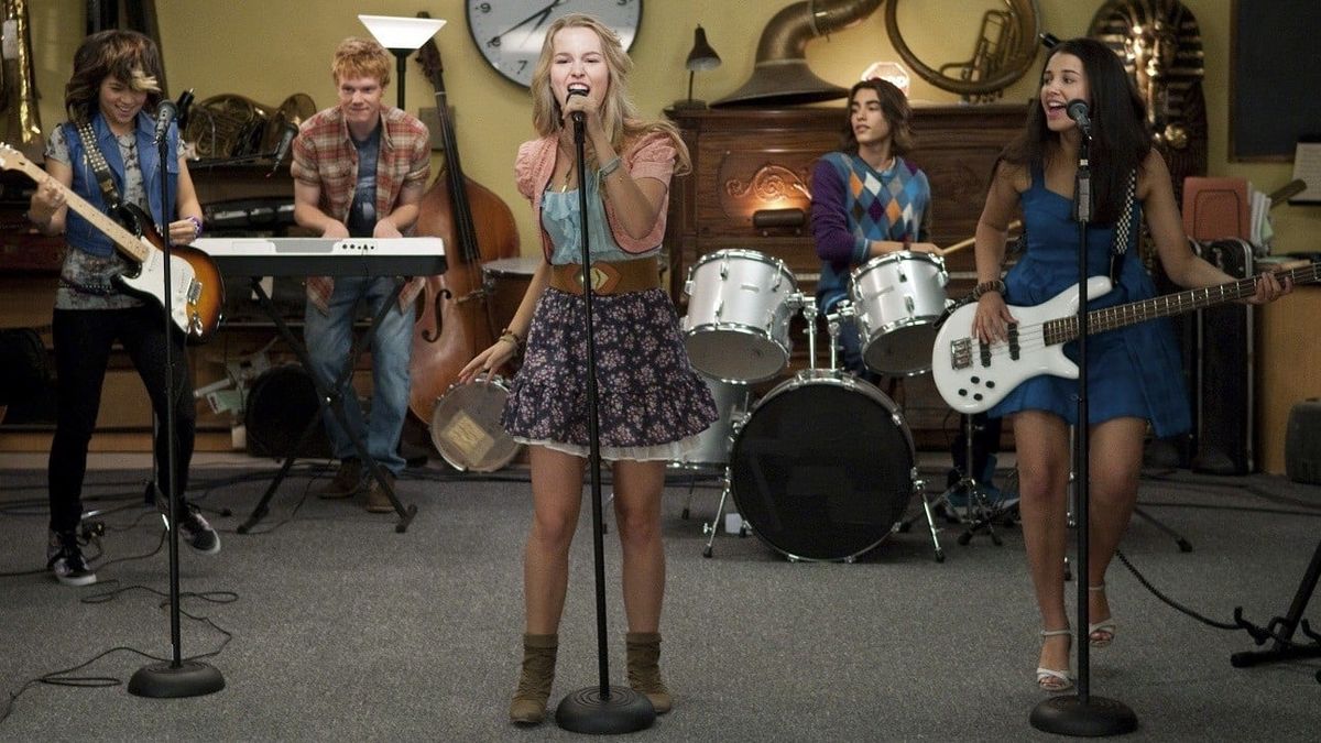 helokbsl's tweet card. Lemonade Mouth est incontestablement l’un des meilleurs films de l’ère Disney Channel. Il repose sur une formule qui fonctionne à merveille : celle des groupes musicaux. Chaque membre du groupe a une…