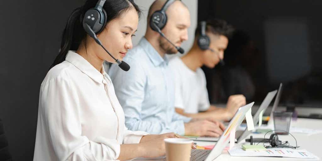 FoxNewsAI's tweet card. A study analyzing 500,000 customer service interactions shows chatbots struggle with complex issues while human agents excel at matching customer communication styles.