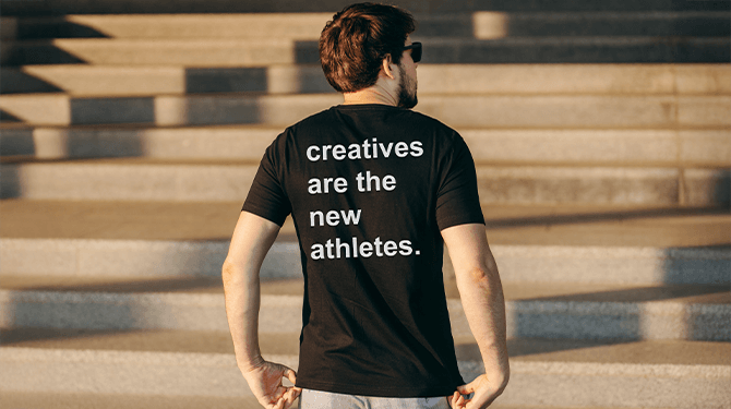 DeSpeld's tweet card. Je moet er maar op komen: de 23-jarige Mats uit Kampen heeft een compleet nieuw idee bedacht om zijn creativiteit aan de wereld kenbaar te maken: een T-shirt.
