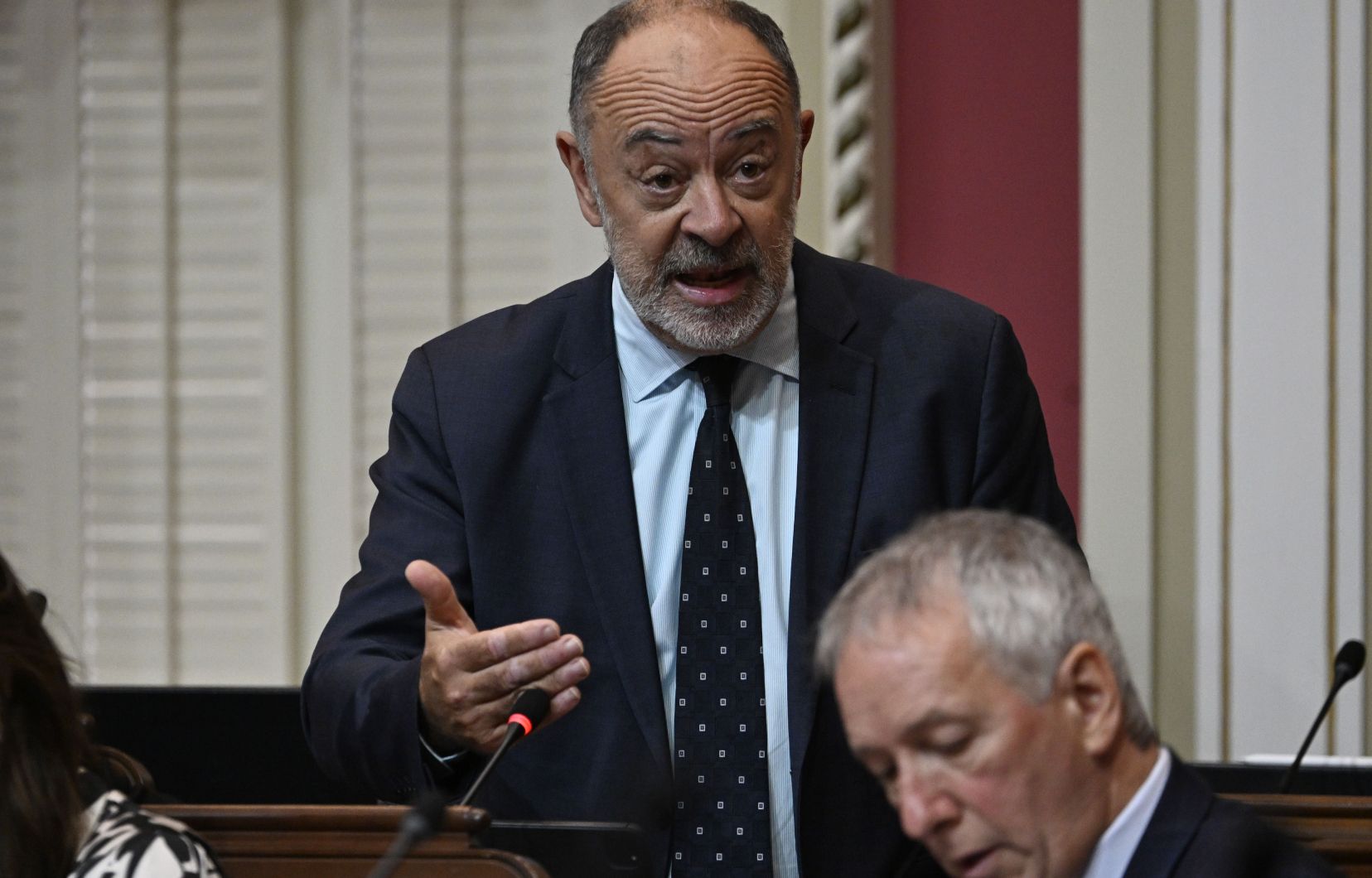 PorterIsabelle's tweet card. L’éventualité de prioriser les patients vulnérables avait provoqué l’ire de l’opposition.