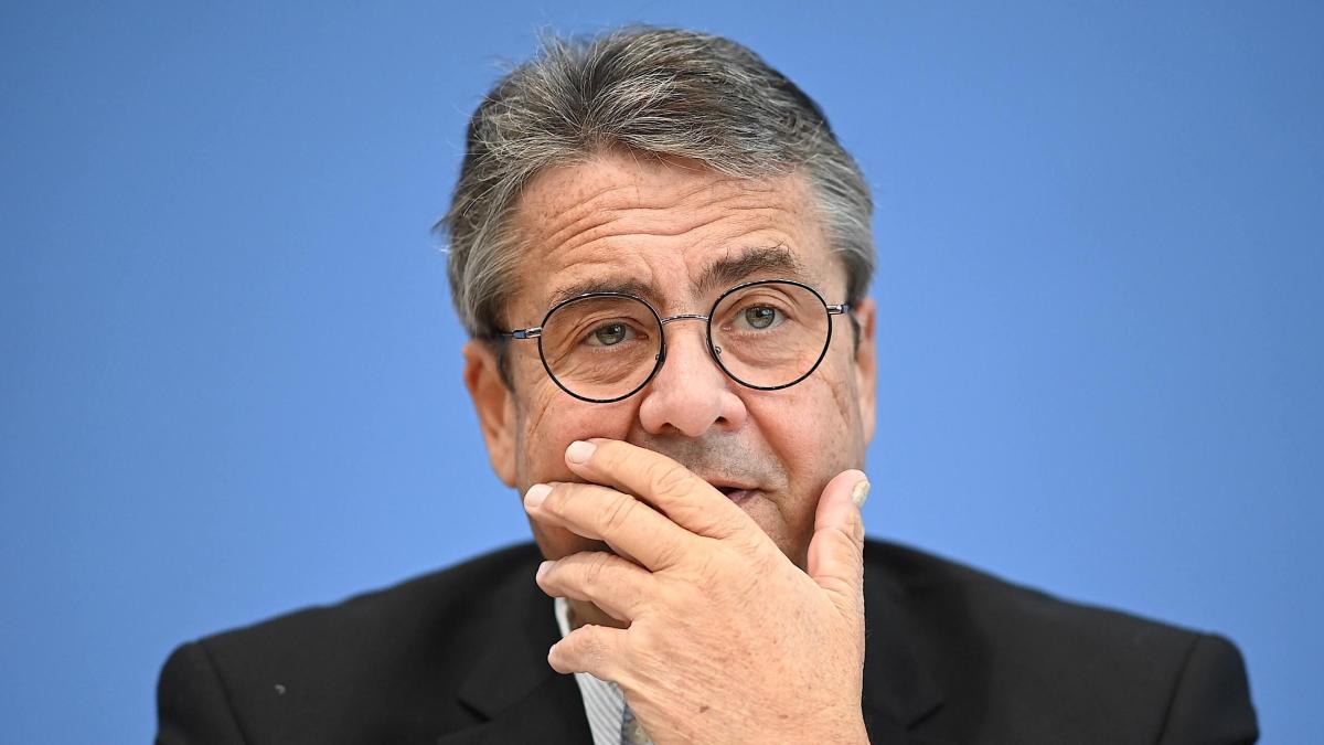 sigmargabriel's tweet card. Ex-Außenminister Sigmar Gabriel glaubt, dass Donald Trump den Eklat mit Wolodymyr Selenskyj bewusst provoziert hat. Ein Gespräch über die Frage, was da auf uns zukommt.