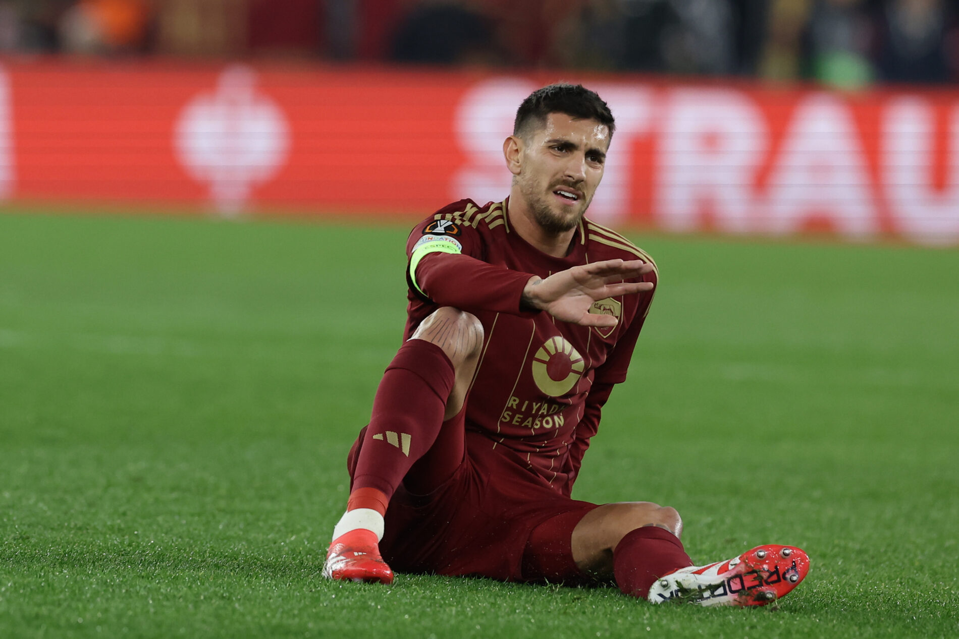 siamo_la_Roma's tweet card. Il capitano della Roma assente per motivi clinici: il doppio intervento ha imposto tempi precisi, non legati a scelte personali.