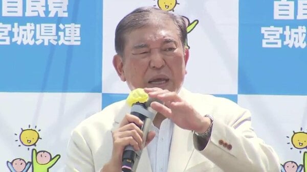 kosukeeeeX's tweet card. 石破総理、続投の意向です。石破首相は今回の参院選の情勢を踏まえて、周辺と今後について協議をし、日米関税交渉が正念場を迎えていること等を考慮して、現時点では辞任せず、総理大臣を続投する方針を確認したことが分かりました。最終的には確定した議席数を踏まえて判断するとみられます。FNNの議席予測では、自民党の議席数は32議席に留まり、公明との8議席と合わせた与党の獲得議席は40議席に留まる見通しです。