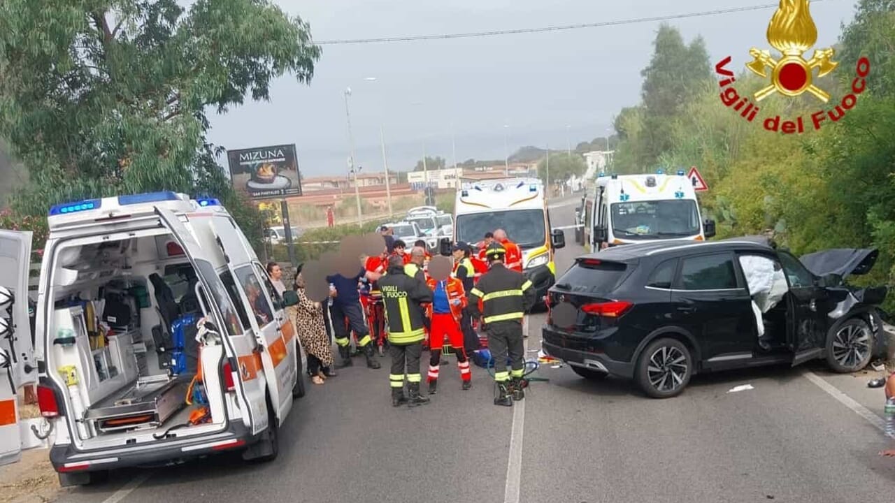 andremaggio's tweet card. Terribile incidente stamattina sulla strada statale 125, all'ingresso di Arzachena: nello scontro fra una Ford Fiesta e un suv due 18enni hanno perso la vita, un sedicenne e due donne sono gravemente...