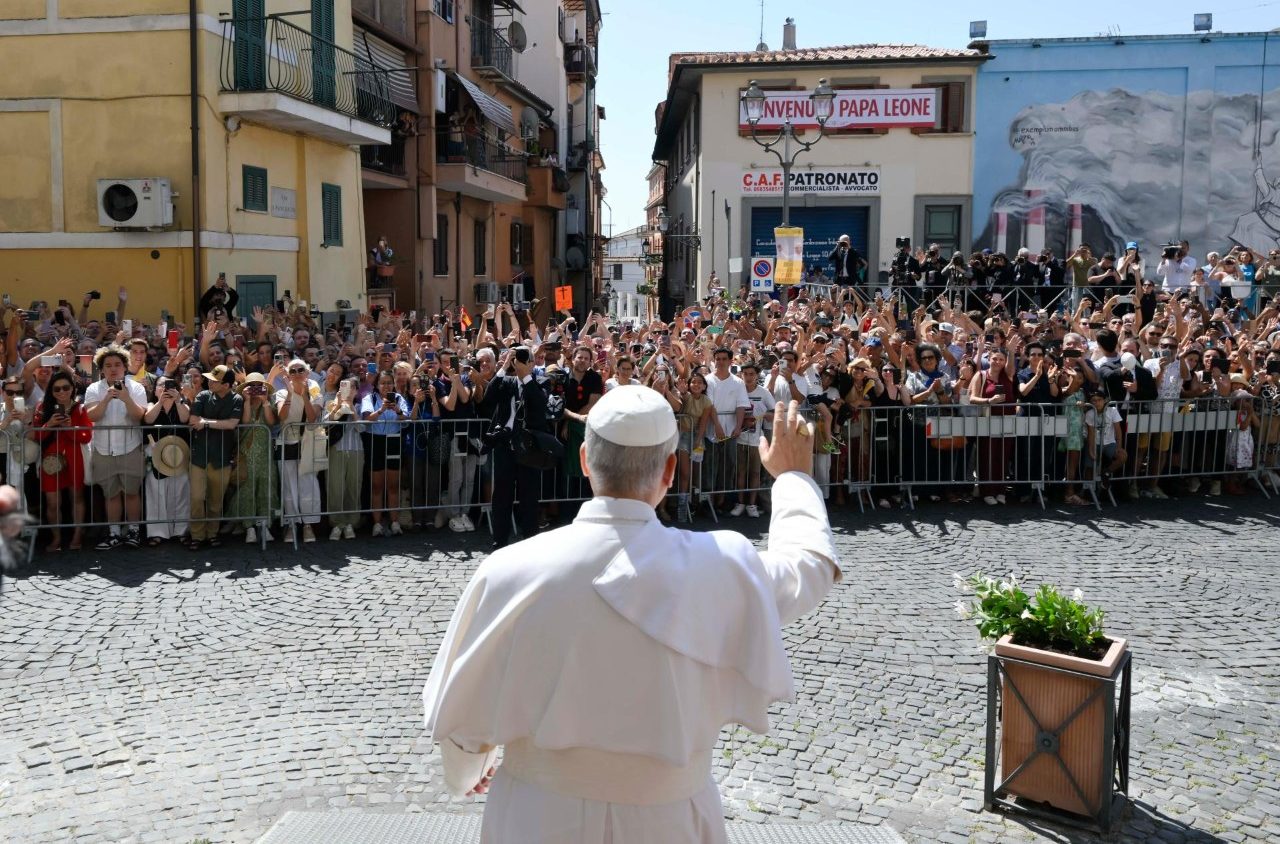 vaticannews_it's tweet card. Il Pontefice cammina tra un mare di fedeli festanti da Villa Barberini fino alla cattedrale di San Pancrazio per celebrare la Messa. Migliaia di ...
