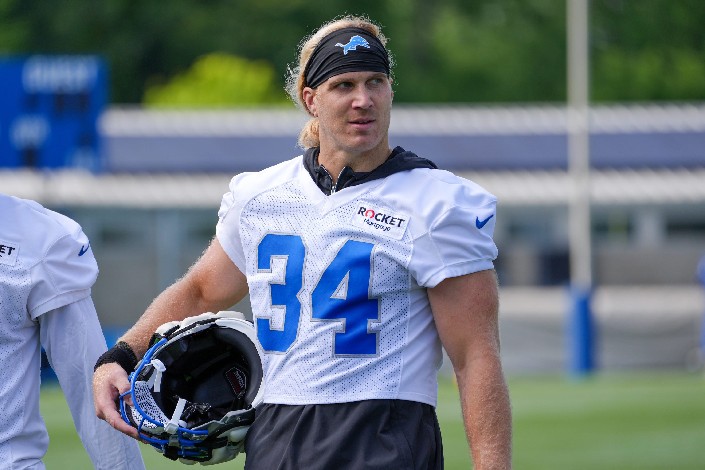 971theticketxyt's tweet card. Anzalone, who’s entering the final season of his three-year, $18.75 million contract, has been angling for a raise for most of the offseason.