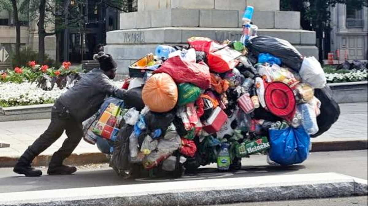 LiseBouc's tweet card. Avec son immense chariot rempli de canettes et d’objets qu’il trimballe au centre-ville de Montréal, un itinérant avoue vouloir attirer l’attention.