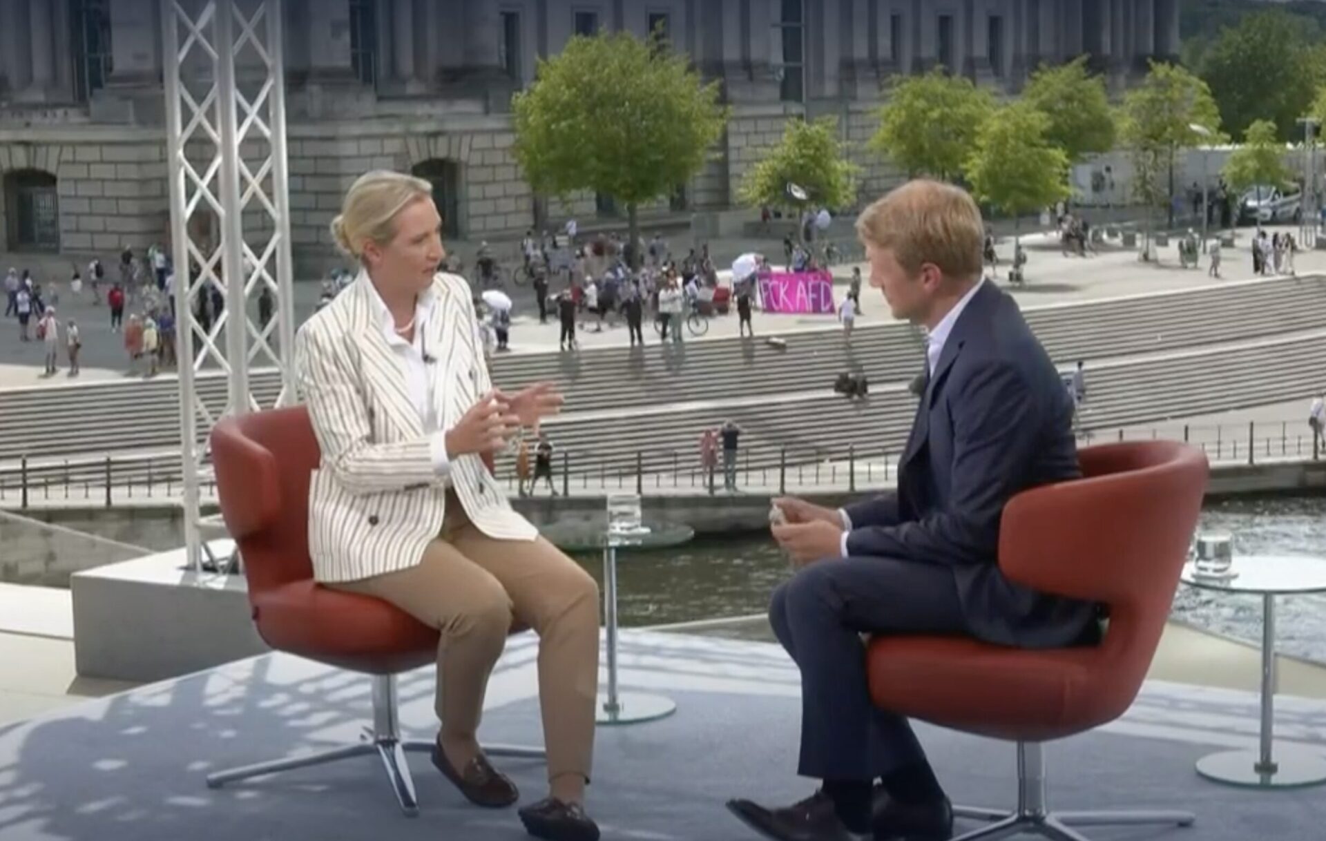 apollo_news_de's tweet card. Die Protestaktion gegen das ARD-Sommerinterview mit AfD-Chefin Alice Weidel sie nicht mit ihr abgestimmt gewesen, sagt die Berliner Polizei – und widerspricht damit dem Organisator.