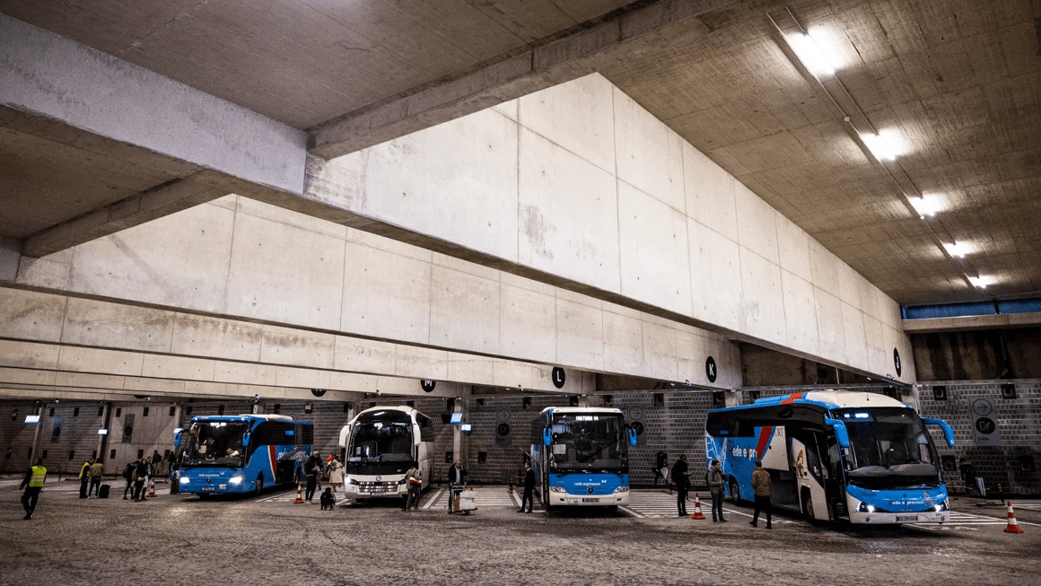 jsaeusebio's tweet card. A rotunda interna do Terminal Intermodal de Campanhã (TIC), no Porto, passou a ter acesso exclusivo para autocarros (BUS) e para viaturas que acedem ao parque de estacionamento, medida que visa...