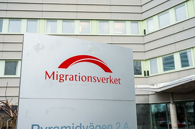 TeodorMG's tweet card. Migrationsverket sänker sin prognos för antalet asylsökande till Sverige. Under 2025 väntas 6 500 personer söka asyl – 500 färre än tidigare beräknat. För 2026