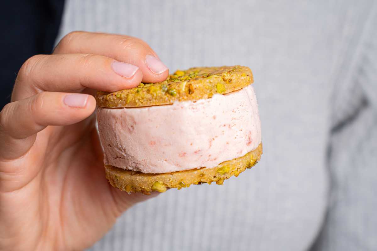 brooklynpaper's tweet card. Heap’s Ice Cream, tucked in the corner of Seventh Avenue and First Street in Park Slope, is an all-green — and literally green — ice cream shop that “pays a