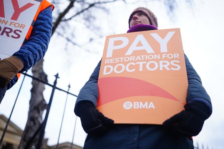 GeoFio8's tweet card. Labour health secretary set to meet doctors’ union as new poll shows collapse in public support