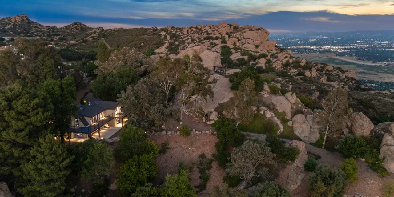 Elvis_News's tweet card. The property spans 8 acres high above the San Fernando Valley outside Los Angeles, part of a former movie set